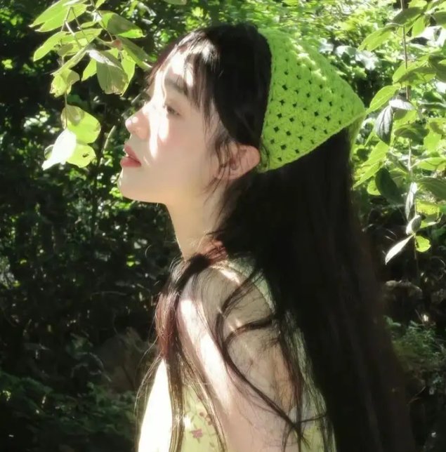 随盲柳入眠的女人